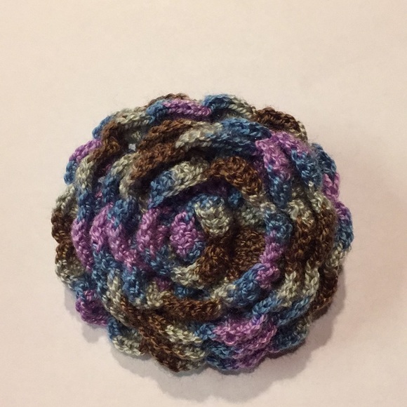 Hand crocheted flower pin - Picture 2 of 3